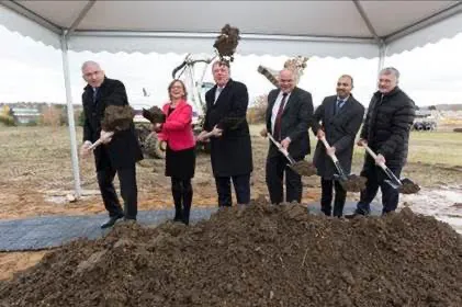 Spatenstich für den Fraunhofer-Neubau (v.l.): Prof. Dr. Alfred Gossner, Vorstandsmitglied der Fraunhofer-Gesellschaft für den Bereich Finanzen, Controlling und IT; Dietlind Grabe-Bolz, Oberbürgermeisterin der Universitätsstadt Gießen; Volker Bouffier, Ministerpräsident des Landes Hessen; Prof. Dr. Andreas Vilcinskas, Koordinator des LOEWE-Zentrums für Insektenbiotechnologie und Bioressourcen und Leiter der Projektgruppe Bioressourcen des Fraunhofer IME; Prof. Dr. Joybrato Mukherjee, Präsident der Justus-Liebig-Universität Gießen und Prof. Dr. Reiner Fischer, Leiter des Fraunhofer-Instituts für Molekularbiologie und Angewandte Oekologie IME. Foto: Rolf K. Wegst